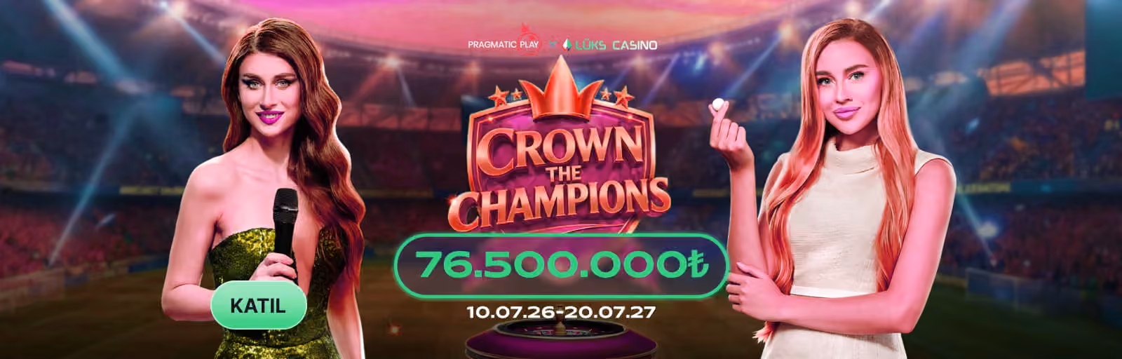 Pragmatic Play Crown the Champions afişi: stadyumda iki sunucu ve altın taç